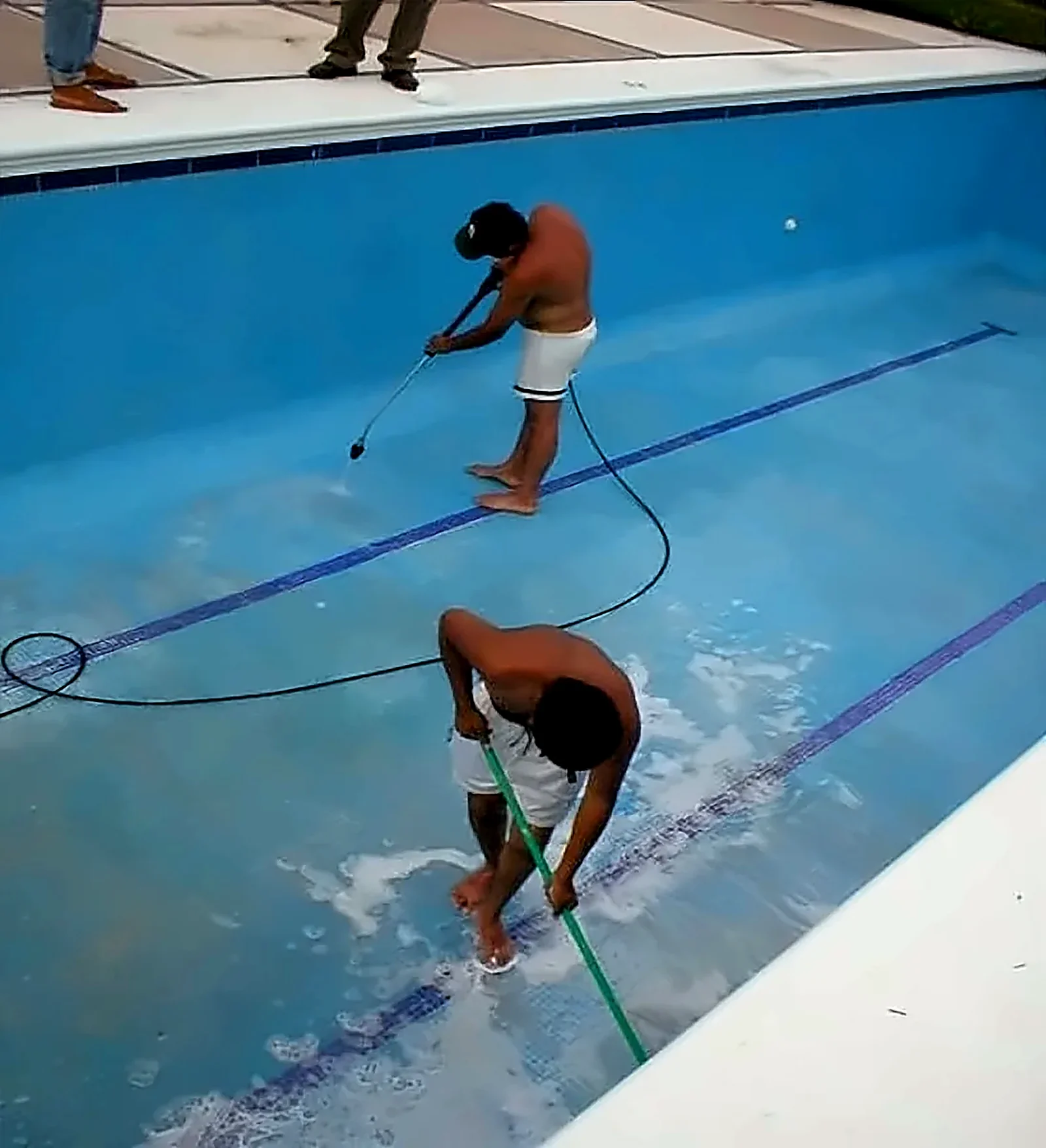 Reparación de fisuras en una alberca