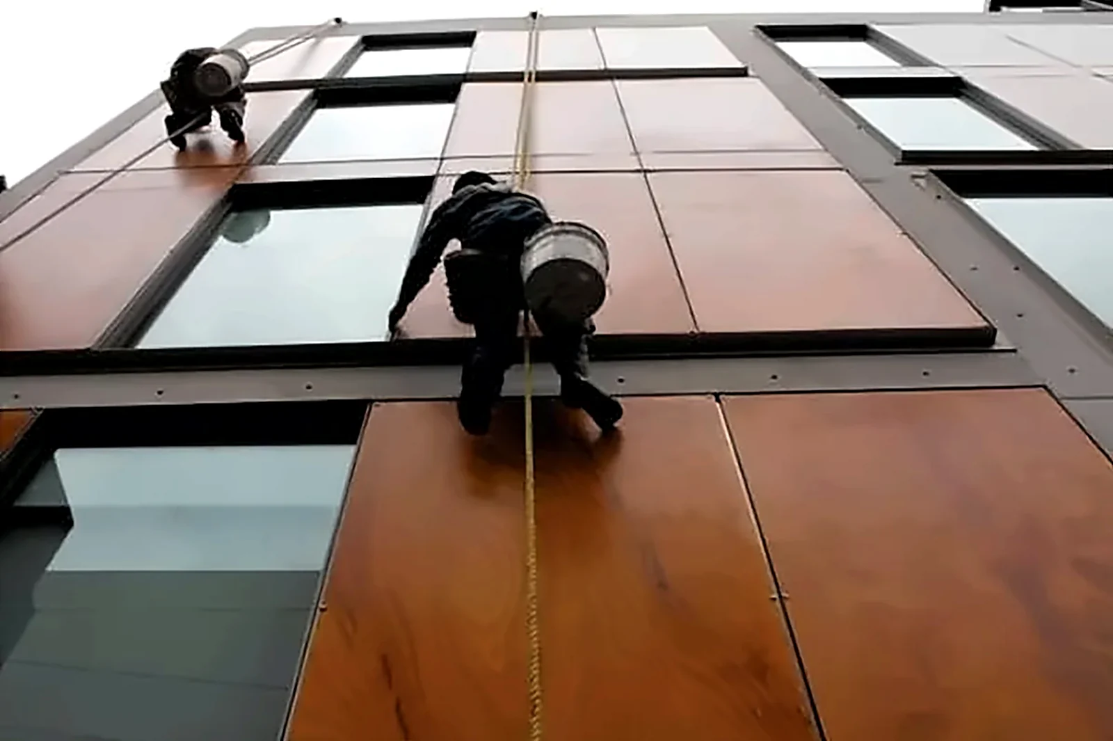 Técnico en descenso vertical sobre fachada de edificio