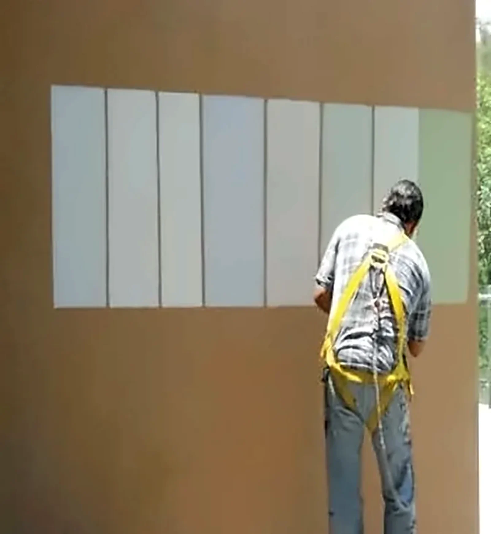 Técnico calafateando un muro de fachada