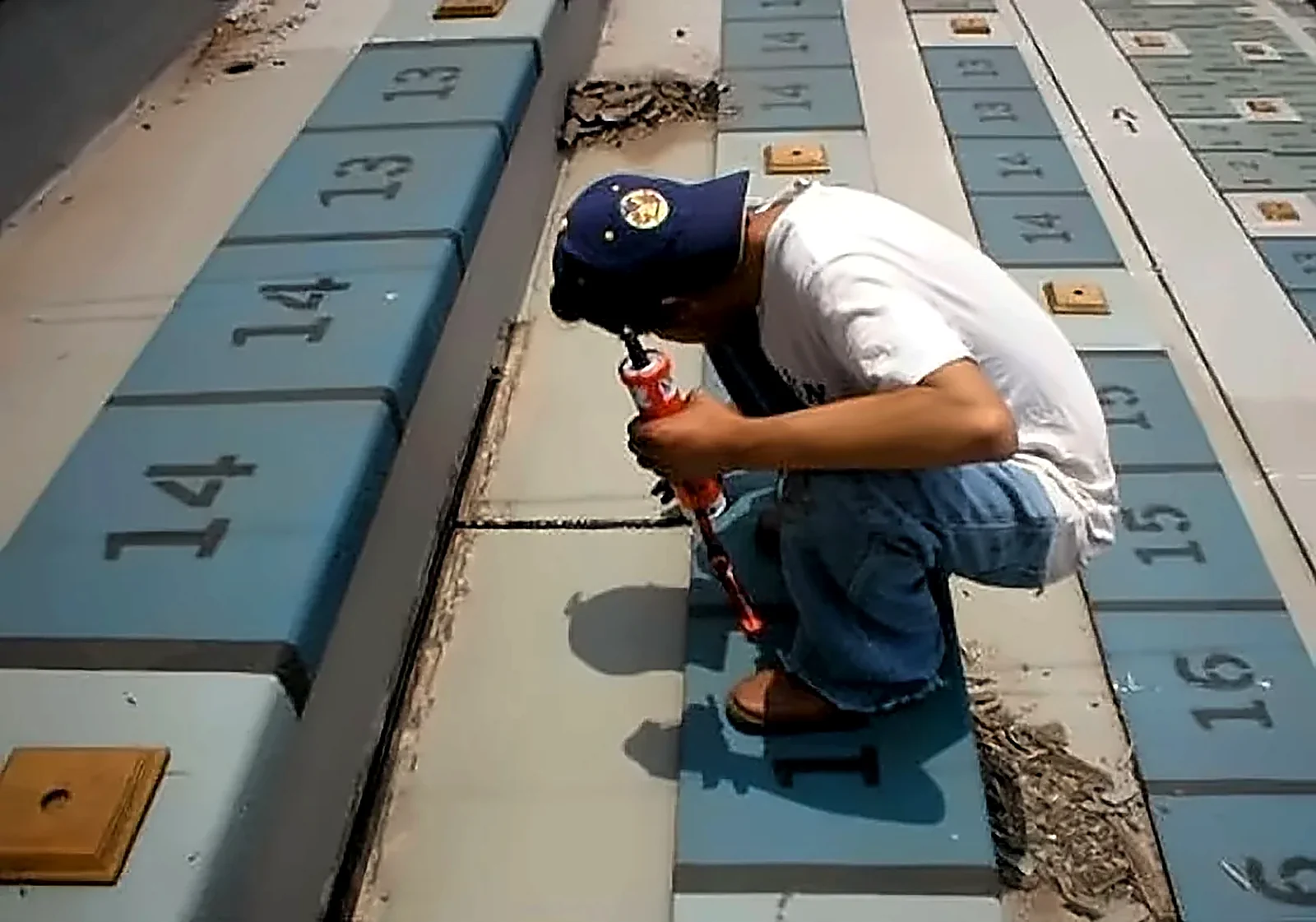 Técnico sellando juntas entre elementos de concreto