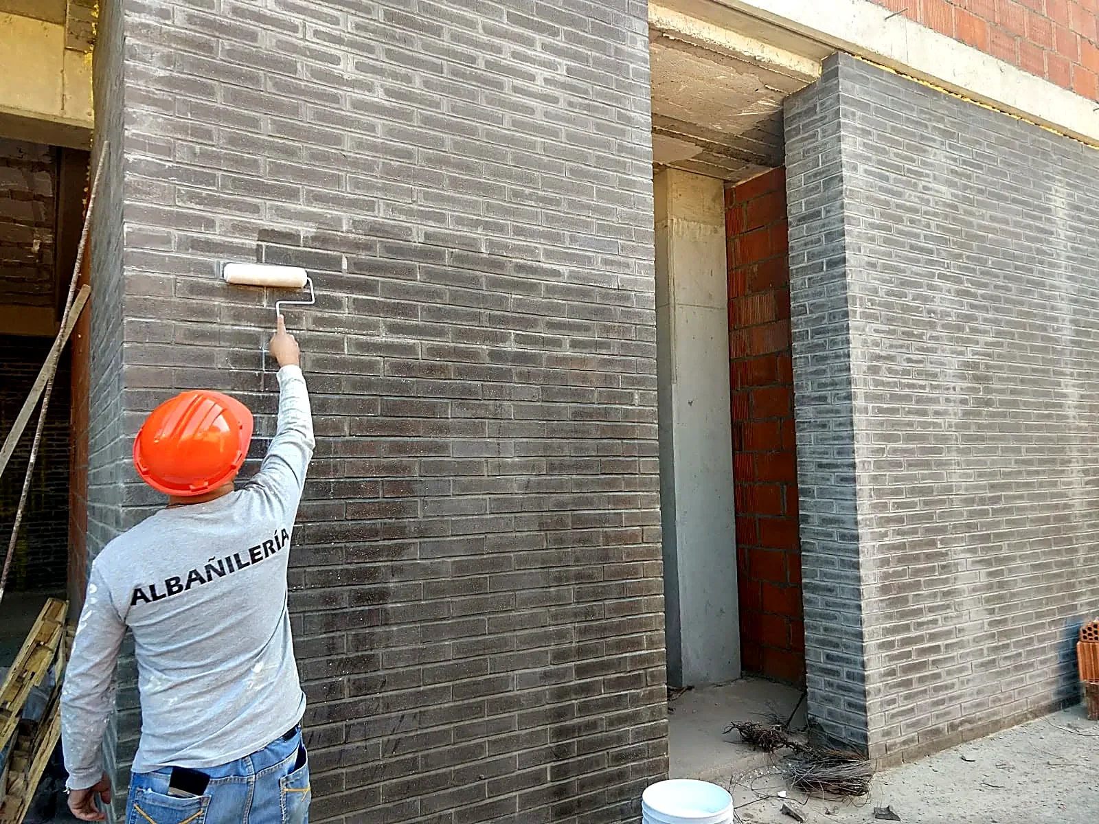 Técnico de VICO aplicando en muro de obra